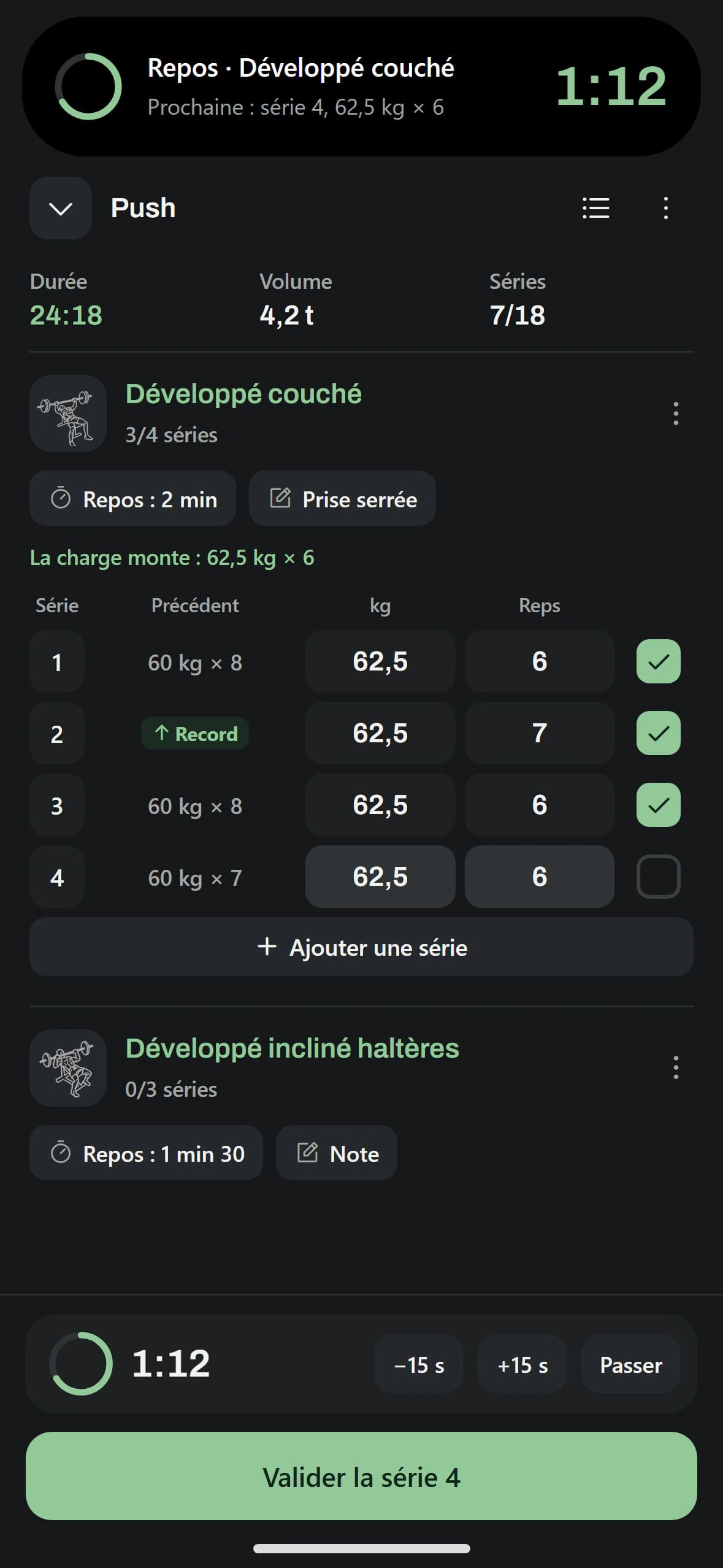 L’écran de séance de OneMoreBro : le développé couché, trois séries validées, un record et le repos de 1 minute 12 dans la Dynamic Island.